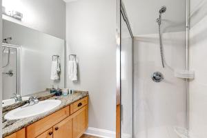 Cute roomy condo with fast WiFi AC balcony pool & heated toilet seats