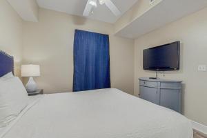 Well-equipped 22nd-floor condo with furnished balcony beach views shared pool
