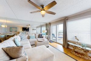 Open & airy third-floor condo with great ocean views - close to dining