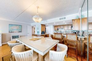 Open & airy third-floor condo with great ocean views - close to dining