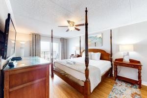 Open & airy third-floor condo with great ocean views - close to dining