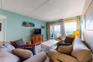 Cozy Gulf-front condo with 2 beach chairs - short distance to entertainment