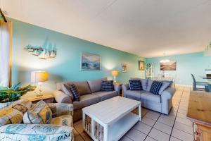 Cozy Gulf-front condo with 2 beach chairs - short distance to entertainment