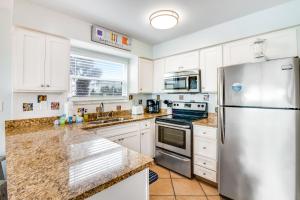 Oceanfront condo with pool access washer&dryer central AC and ocean view