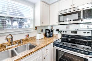 Oceanfront condo with pool access washer&dryer central AC and ocean view