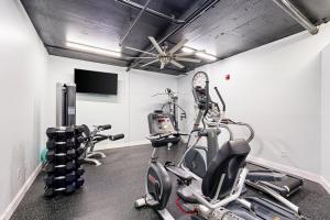 Seventh floor condo with pool access washer&dryer ocean view & central AC