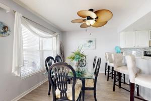 Seventh floor condo with pool access washer&dryer ocean view & central AC