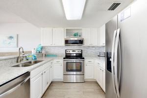 Seventh floor condo with pool access washer&dryer ocean view & central AC