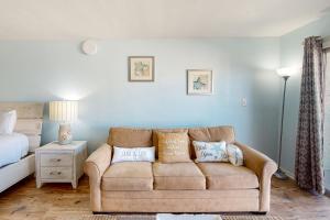 Sixth floor oceanfront condo with pool access central AC and sunset ocean view