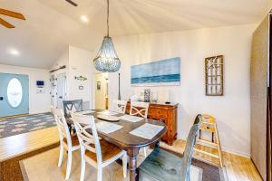 Beautiful dog-friendly home with screened porch & pool access in great location