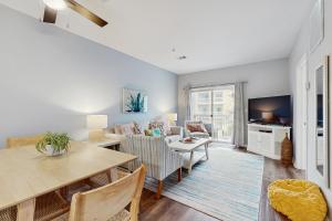 Pool-view condo with private balcony washer and dryer Wifi