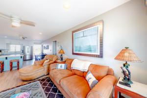Gulf view getaway across from the beach with sunrooms gas grills AC & yard