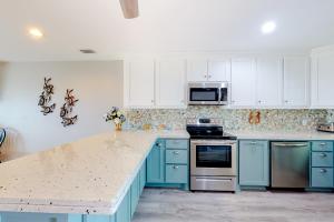 Gulf view getaway across from the beach with sunrooms gas grills AC & yard