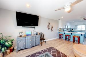 Gulf view getaway across from the beach with sunrooms gas grills AC & yard