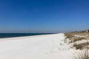 Gulf view getaway across from the beach with sunrooms gas grills AC & yard