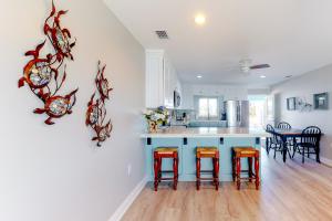 Gulf view getaway across from the beach with sunrooms gas grills AC & yard