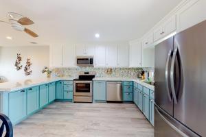 Gulf view getaway across from the beach with sunrooms gas grills AC & yard