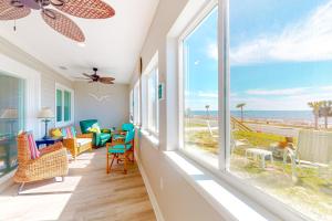 Gulf view getaway across from the beach with sunrooms gas grills AC & yard