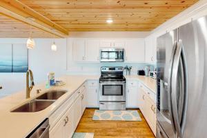 Cozy Gulf-View Beach House with Foosball Patio AC & washer&dryer - Pets Welcome