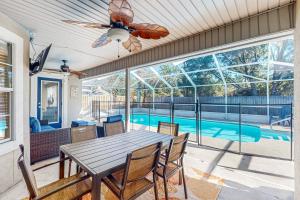 Single-level home with fenced yard private pool & washer&dryer