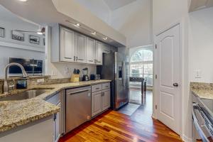 Single-level home with fenced yard private pool & washer&dryer