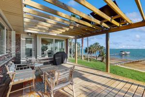 Waterfront pet friendly home with Grill Wifi and gorgeous water views