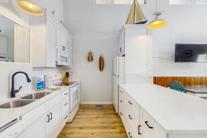 Dog-friendly Condo with a Shared Pool Great Beach Vibes & Stunning Views