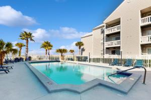 Cozy sound side condo with shared pool Close to shopping and beach