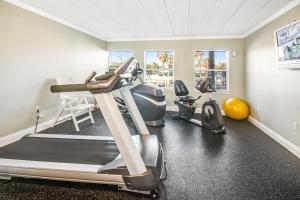 Beachfront condo with pool & tennis courts - quick drive to dining