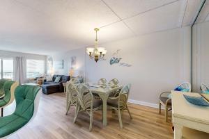 Relaxing Gulf-front condo with shared pool balcony & fitness room