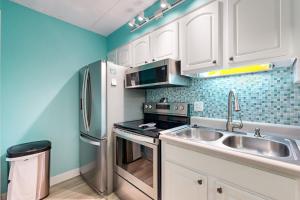 Relaxing Gulf-front condo with shared pool balcony & fitness room