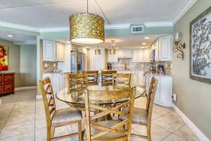 6th-floor updated condo with beach service - near dining