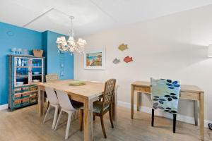 Amazing beachfront condo with Gulf views pool & beach service