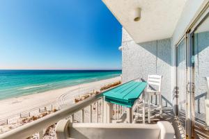Snowbird-friendly oceanfront condo with ocean view central AC & beach service