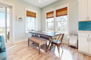 Dog-friendly oceanfront home with a hot tub washer&dryer & central AC