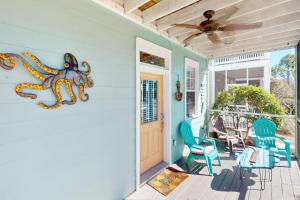 2-story beach cottage with pools hot tub gym patio & AC - dog-friendly