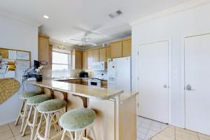 Dog-friendly beachfront gem - community pool tennis washer&dryer central AC