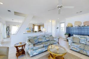 Dog-friendly beachfront gem - community pool tennis washer&dryer central AC