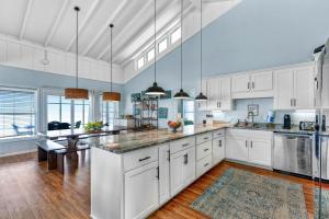 Dog-friendly with Gulf view pool balcony deck fireplace central AC & W&D