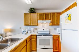 3rd Floor Bright Gulf-Front Condo with Views Close To Entertainment