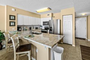 Fifth-floor oceanfront condo with pool ocean view washer&dryer & fast WiFi