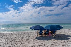 Chic first-floor condo with Gulf & pool view & pickleball - steps to beach