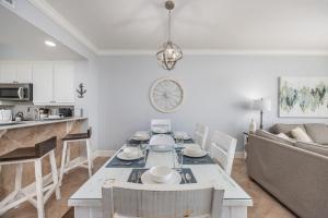 Cute 5th Floor Condo with Pools Onsite Nearby Activities Shops Restaurants