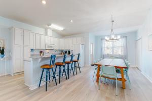 Dog & wedding-friendly home with private pool bikes & beach gear