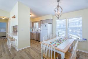 Dog-friendly beachfront bungalow with gorgeous views outdoor shower and deck