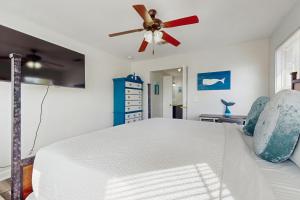 Spacious private home with outdoor space full kitchen & close to everything