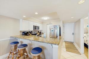 Gorgeous beach view condo Shared pool and Beach access