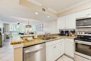 Gorgeous beach view condo Shared pool and Beach access