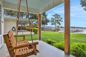 Cozy waterfront cottage pet friendly with AC deck and shared dock