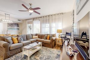 Spacious condo with bay views renovated pool hot tub & beach access